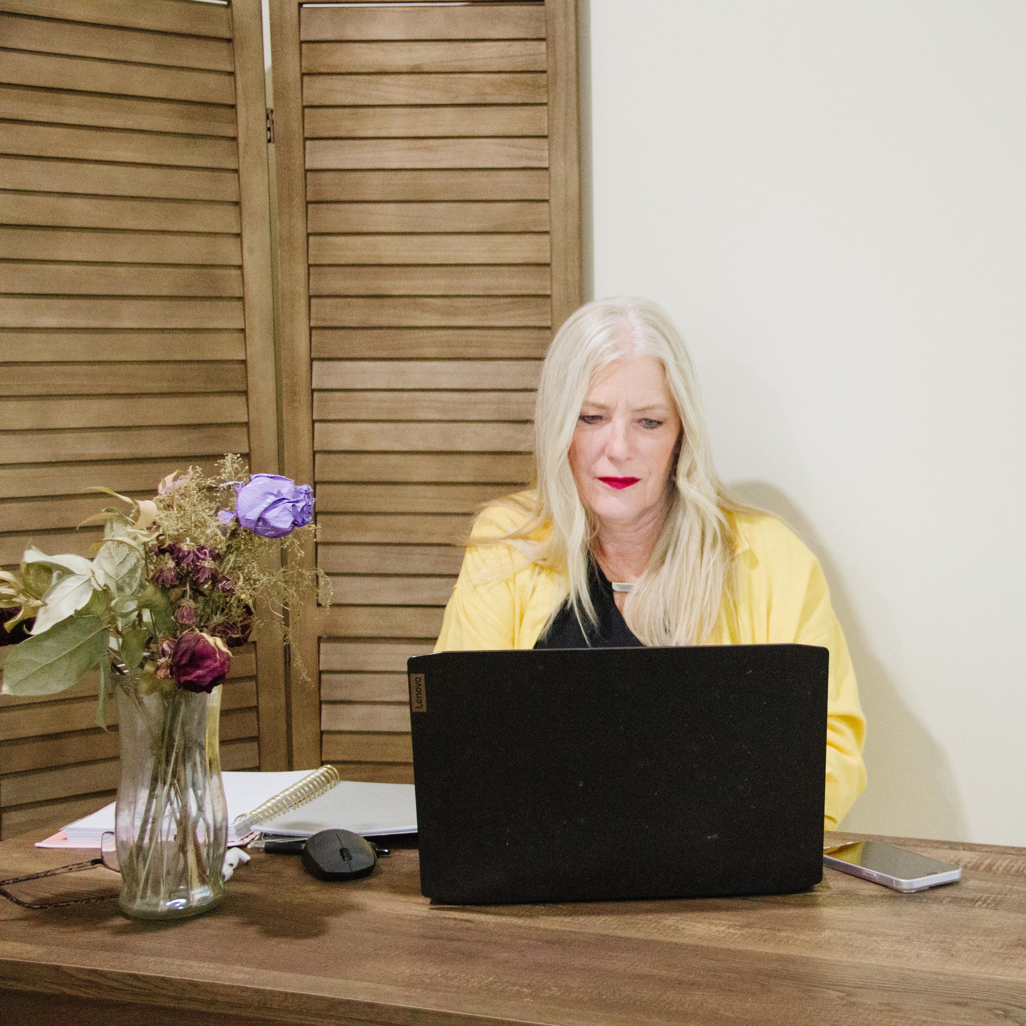 Guelda working on a computer